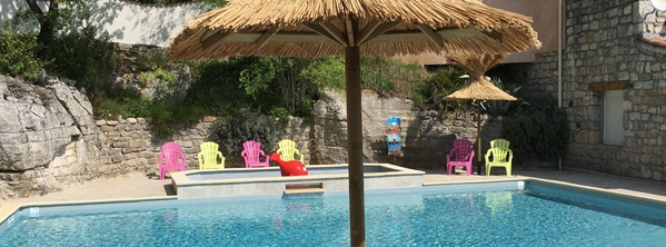 Piscine au camping de Vogüé